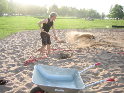 Fredrik skottar sand. 